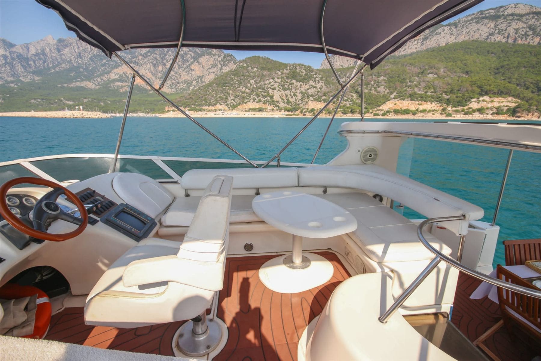 Serenity flybridge güvertesi ve Antalya koy manzarası